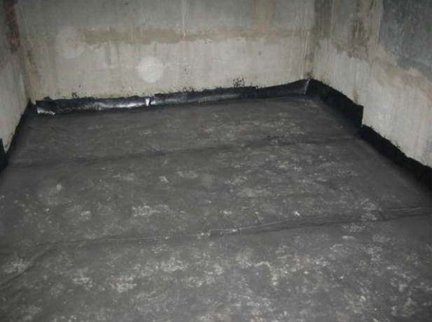 Horisontaalsed rulli isolatsioon keldrisse kattumist seinale. 10-12 cm.