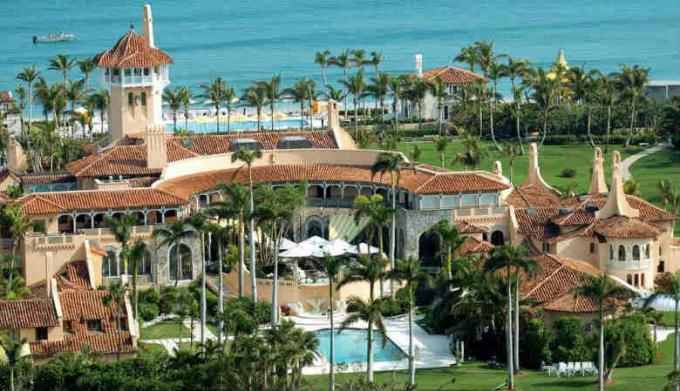 Mar-a-Lago Palm Beach. Private Club Hotel. Ütle, see on hinnanguliselt 200 miljonit. $. See muudab kasumit $ 15 miljonit. Dollarit aastas. (Pilt Allikas - Yandex-pilti)