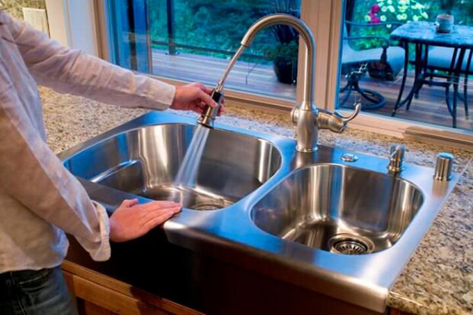 Kuidas puhastada köögi kraanikauss.
