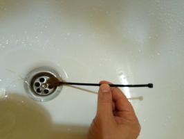 Lihtne, kuid väga tõhus viis puhastada äravoolu vannitoas juuksed ilma eemaldamine sifooni.