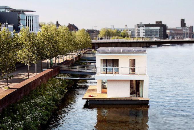 foto: https://architecture.ideas2live4.com/2015/08/08/autarkhome-a-fully-sustainable-houseboat/?amp