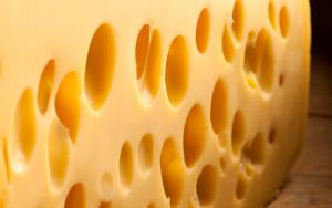 Salvestamiseks saladus juust värske pikka aega kodus.