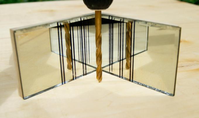 Kaks peeglid pügala võrra - kodus valmistatud seade aukude puurimiseks täisnurga