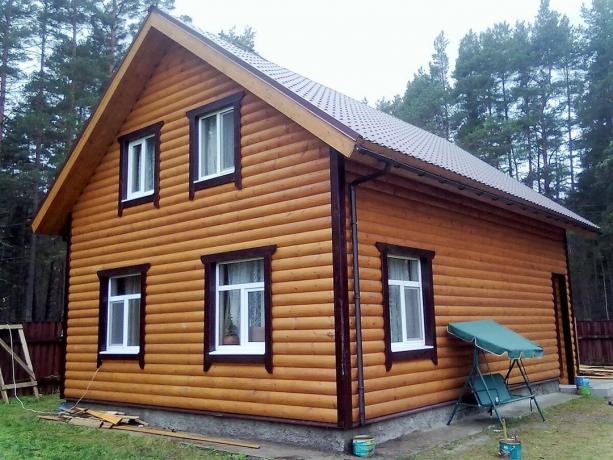 Fassaad raam maja valmistatud plokk-house. Foto teenuse Yandex Pildid. 