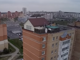 Uuesti Valgevene: eramaja katusel kõrghooned