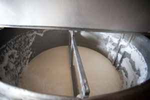 Vähehaaval lisada piima hapendatud piima vadakut. Pärast segamist sisu koaguleeruda. 